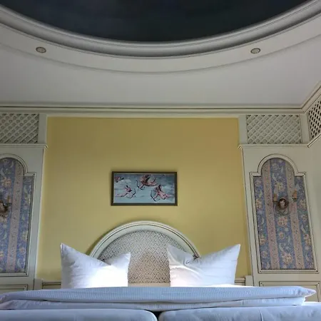 Hotel Spanischer Hof 4*