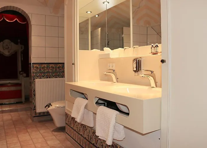 Hotel Spanischer Hof 4*